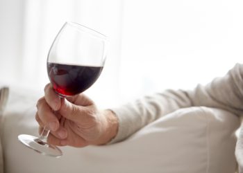 Die Autoren einer neuen Studie zweifeln an, dass Rotwein ein eigenständiger Migräne-Trigger ist. Wurde die Migräne auslösende Wirkung des Getränks bislang also überschätzt? (Bild: Syda Productions/fotolia.com)