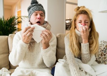 Wer in der kalten Jahreszeit an Schnupfen, Kopfschmerzen und Co leidet, denkt schnell an eine Grippe. Doch häufig ist "nur" eine Erkältung für die Beschwerden verantwortlich. Experten erklären, wie man die Krankheiten unterscheiden kann.(Bild: ladysuzi/fotolia.com)