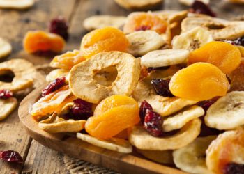 Trockenfrüchte sind zwar kalorienreicher als frisches Obst, enthalten aber sehr hohe Konzentrationen von Mineralstoffen, Spurenelementen und Ballaststoffen. (Bild: Brent Hofacker/fotolia.com)