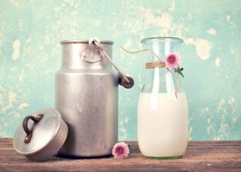 Seit Jahren tobt unter Fachleuten ein Streit darüber, ob Milch eher gesund oder ungesund für den Menschen ist. Ein Mediziner erklärt nun, warum er den Milchkonsum kritisiert. (Bild: Jenny Sturm/fotolia.com)