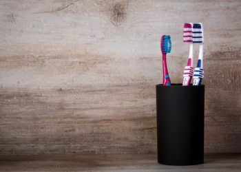 Die meisten Menschen putzen sich ihre Zähne mit Plastikzahnbürsten. Es gibt aber auch nachhaltigere Produkte, wie etwa die neue Holzzahnbürste der Drogeriemarktkette "dm". (Bild: orinocoArt/fotolia.com)