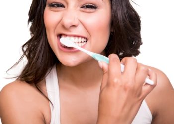 Öko-Test hat 400 Zahnpasten genauer unter die Lupe genommen. Fast die Hälfte der getesteten Produkte fiel durch. Unter anderem weil ein wirksamer Fluorid-Schutz vor Karies fehlt. (Bild: jolopes/fotolia.com)