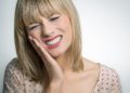 Löcher in den Zähnen sind sehr schmerzhaft und werden meist durch eine Füllung von Zahnarzt behandelt. Wissenschaftler entwickelten jetzt eine neue Methode, um Löcher in den Zähnen zu reparieren. Bei dieser regeneriert sich der Zahn mit der Hilfe von einem Medikament selber. (Bild: DDRockstar/fotolia.com)