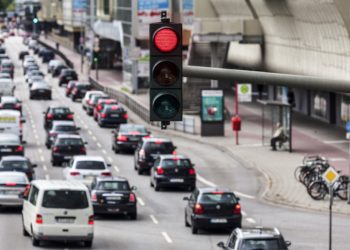 In Deutschland gibt es immer mehr Berufspendler. Laut Untersuchungen belastet Pendeln  nicht nur die Umwelt, sondern stellt auch ein Gesundheitsrisiko dar.(Bild: Ralf Gosch/fotolia.com)