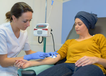 Krebskranke Frau erhält eine Chemotherapie