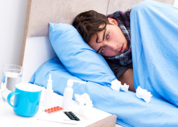 Eine Influenza-Erkrankung kann einen tagelang ausknocken. Die Grippeimpfung kann in vielen Fällen vor einer Infektion bewahren. (Bild: Elnur/fotolia.com)