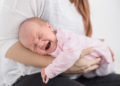 Vor allem in den ersten Lebensmonaten leiden Babys oft unter Blähungen. Erkennbar wird dies daran, dass die Säuglinge viel weinen, quengelig und unruhig sind. (Bild: S.Kobold/fotolia.com)