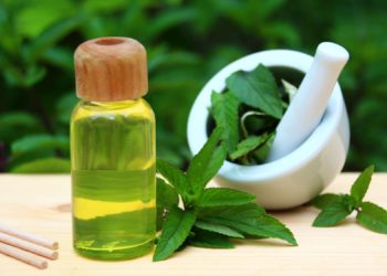 Ein hilfreiches Mittel aus der Naturheilkunde ist Minzöl, z. B. als Zusatz zum Inhalieren oder für einen Schmalzwickel. (Bild: goldbany/stock.adobe.com)