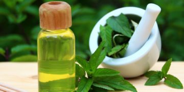 Ein hilfreiches Mittel aus der Naturheilkunde ist Minzöl, z. B. als Zusatz zum Inhalieren oder für einen Schmalzwickel. (Bild: goldbany/stock.adobe.com)