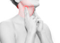 Hält eine Lymphknotenschwellung länger als zwei Wochen an, sollte zur Abklärung der Symptomatik auf jeden Fall ein Arzt aufgesucht werden. (Bild: SENTELLO/fotolia.com)