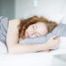 Einer neuen Studie zufolge fördert Schlafen bei eingeschaltetem Fernseher oder Licht die Gewichtszunahme von Frauen. (Bild: drubig-photo/fotolia.com)