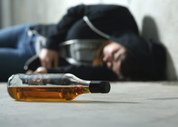 Viele Eltern sind ein eher schlechtes Vorbild, wenn es um den Umgang mit Alkohol geht. (Bild: Antonioguillem/fotolia.com)