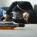 Viele Eltern sind ein eher schlechtes Vorbild, wenn es um den Umgang mit Alkohol geht. (Bild: Antonioguillem/fotolia.com)