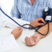 In den USA wurden im vergangenen Jahr die Blutdruckrichtwerte runtergesetzt. Patienten werden dadurch schon früher behandelt. Ein Schutz vor tödlichen Herzerkrankungen ergibt sich dadurch aber nicht. (Bild: Kurhan/fotolia.com)