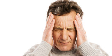 Manchmal tritt beim schnellen Aufstehen eine Kreislaufschwäche auf. Das Blut versackt in den Beinen, uns wird schwindelig und schwarz vor Augen. (Bild: Halfpoint/fotolia.com)