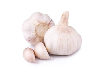 Knoblauch ist eine der bekanntesten Heilpflanzen, die gegen Bluthochdruck und andere Herz-Kreislaufbeschwerden eingesetzt werden kann. (Bild: Sarote/fotolia.com)