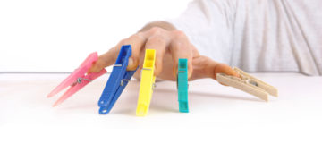 Bei tauben Fingern ist die Wahrnehmung von Druck und Schmerzen gestört, was oft im Zusammenhang mit einer Nervenkompression steht. (Bild: Dron/fotolia.com)