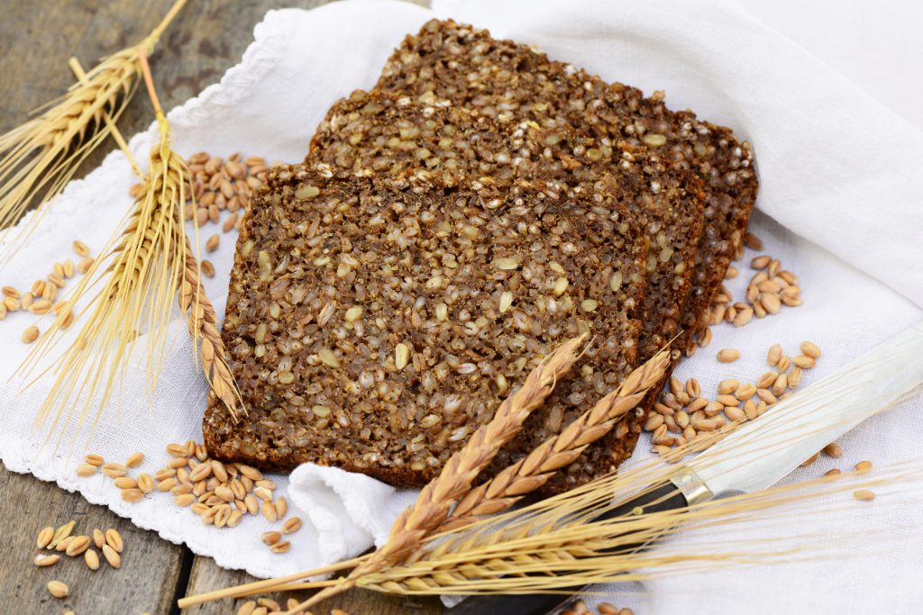 Mehrere Scheiben Vollkornbrot auf einem Tuch