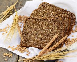 Mehrere Scheiben Vollkornbrot auf einem Tuch