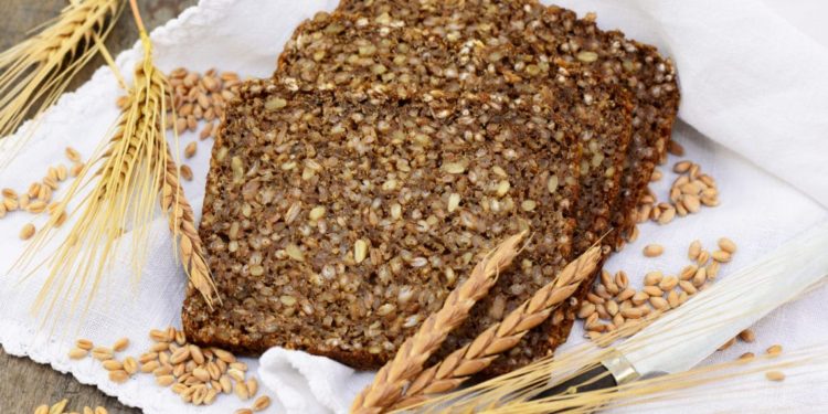 Mehrere Scheiben Vollkornbrot auf einem Tuch