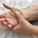 Unangenehm und schmerzhaft: Rissige Hände. Bild: Astrid Gast - fotolia