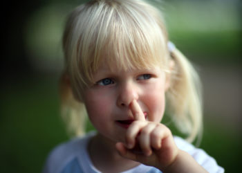 Sowohl Kinder als auch Erwachsene popeln immer wieder mal in der Nase. Das kann gefährlich werden. Denn laut einer Studie können durch das Nasenbohren gefährliche Pneumokokken verbreitet werden. (Bild: MAK/fotolia.com)