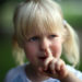 Sowohl Kinder als auch Erwachsene popeln immer wieder mal in der Nase. Das kann gefährlich werden. Denn laut einer Studie können durch das Nasenbohren gefährliche Pneumokokken verbreitet werden. (Bild: MAK/fotolia.com)