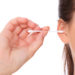 Bei juckenden Ohren sollte auf keinen Fall mit einem Wattestäbchen gebohrt werden. Denn dadurch können sich die Beschwerden noch verstärken oder ernste Verletzungen entstehen. (Bild: Kaesler Media/fotolia.com)