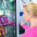 An jeder Ecke gibt es sogenannte Snack-Automaten. Diese Maschinen enthalten meist eine Vielzahl von ungesunden Lebensmitteln. Forscher testeten jetzt, ob kurze Wartezeiten beim Kauf von ungesunden Snacks dazu führen, dass Käufer eher gesündere Alternativen vorziehen.