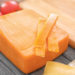 Die irische Firma The Little Milk Company ruft verschiedene Bio-Käse-Sorten zurück. In den Produkten könnten sich krankmachende Listerien befinden. (Bild: Africa Studio/fotolia.com)
