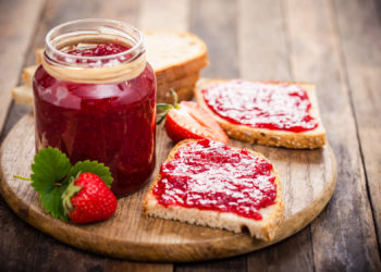 Rund zwei Kilo Marmelade pro Jahr isst ein Deutscher im Durchschnitt. Die beliebteste Sorte ist Erdbeere. In einer aktuellen Analyse von "Öko-Test" zeigte sich, dass die meisten Produkte viel zu süß sind. (Bild: pilipphoto/fotolia.com)