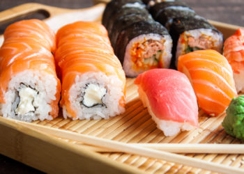 Zwei Hersteller haben einen Rückruf für Sushi-Boxen gestartet. In den bei Penny und Aldi Süd verkauften Produkten könnten sich Hartplastikteile befinden. (Bild: yuliiaholovchenko/fotolia.com)