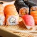 Zwei Hersteller haben einen Rückruf für Sushi-Boxen gestartet. In den bei Penny und Aldi Süd verkauften Produkten könnten sich Hartplastikteile befinden. (Bild: yuliiaholovchenko/fotolia.com)