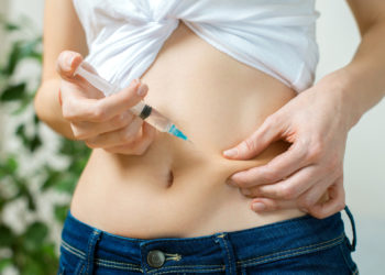 Viele Menschen mit Diabetes befürchten, durch eine Behandlung mit Insulin zuzunehmen. Doch das Hormon selbst kann eine Gewichtszunahme nicht bewirken, sondern es müssen hierfür immer zu viele Kalorien aufgenommenen werden. (Bild: dmitrimaruta/fotolia.com)