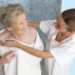 Um ihre Haut zu schonen, sollten Senioren am besten nur kurz duschen und milde Pflegeprodukte verwenden. (Bild: JPC-PROD/fotolia.com)