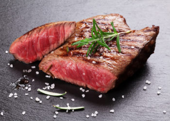 Manche Menschen mögen ihr Steak "blutig". Doch der rote Saft, der aus nur kurz gebratenem Fleisch läuft, ist gar kein Blut, sondern gefärbtes Wasser. (Bild: karandaev/fotolia.com)