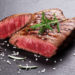 Manche Menschen mögen ihr Steak "blutig". Doch der rote Saft, der aus nur kurz gebratenem Fleisch läuft, ist gar kein Blut, sondern gefärbtes Wasser. (Bild: karandaev/fotolia.com)