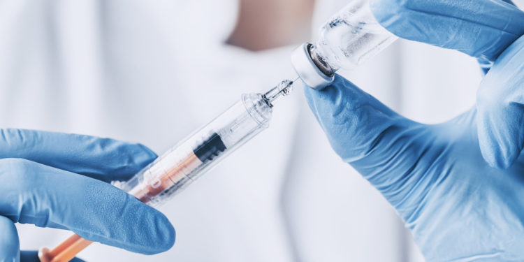 Medizinische Fachkraft bereitet eine Impfung vor