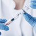 Medizinische Fachkraft bereitet eine Impfung vor