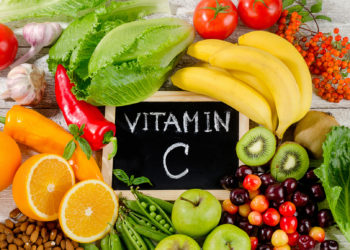 Vitamin C ist wichtig für die Abwehr von Infektionen und übernimmt zahlreiche weitere Funktionen. Über die Nahrung können allerdings nur begrenzte Mengen aufgenommen werden. Hier sind Vitamin-C-Infusionen eine Alternative, um den Körper mit hohen Dosen des Vitamins zu versorgen. (Bild: bit24/fotolia.com)