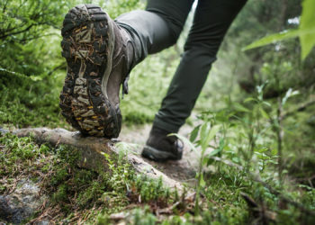 Um Zehenschmerzen vorzubeugen, sollte z.B. beim Wandern oder Joggen immer auf perfekt passende und speziell für die jeweilige Aktivität ausgestattete Schuhe geachtet werden. (Bild: YariK/fotolia.com)