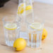 Wer morgens mit einem Glas warmem Wasser mit Zitronensaft startet, tut nicht nur seiner Gesundheit etwas Gutes, sondern kann auch sein Gewicht reduzieren. (Bild: dschraudolf/fotolia.com)