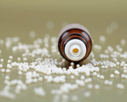 Homopathische Kügelchen liegen auf dem Boden.