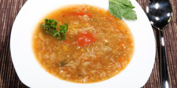 Kohlsuppe ist ein traditionelles heimisches Gericht, das heute auch vielfach zum Abnehmen Anwendung findet. Allerdings bleibt die Wirkung der Kohlsuppendiäten durchaus umstritten. (Bild: Nick Freund/fotolia.com)