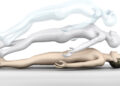 Dieses Bild zeigt einen liegenden Körper und den Astralkörper, der über dem menschlichen Körper schwebt und zwei Ebenen.