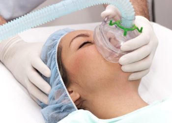 Durch die Entwicklung der Anästhesie können heute Operationen durchgeführt werden, die noch vor hundert Jahren nicht denkbar gewesen wären. (Bild: Herjua/fotolia.com)