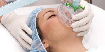 Durch die Entwicklung der Anästhesie können heute Operationen durchgeführt werden, die noch vor hundert Jahren nicht denkbar gewesen wären. (Bild: Herjua/fotolia.com)