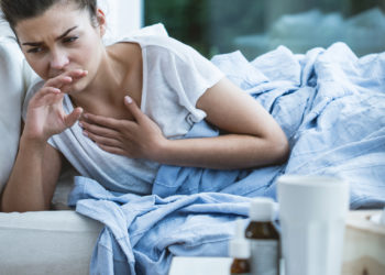 Schmerzender Husten steht meist im Zusammenhang mit einerBronchitis, kann jedoch auch zahlreiche andere Ursachen haben. (Bild: Photographee.eu/fotolia.com)