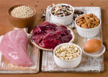 Gute Selenquellen sind unter anderem Paranüsse, Eier, Hülsenfrüchte und Hühnerfleisch. (Bild: bit24/fotolia.com)