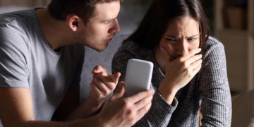 Krankhafte Eifersucht macht die Beziehung schnell zur Qual. (Bild: Antonioguillem/fotolia.com)